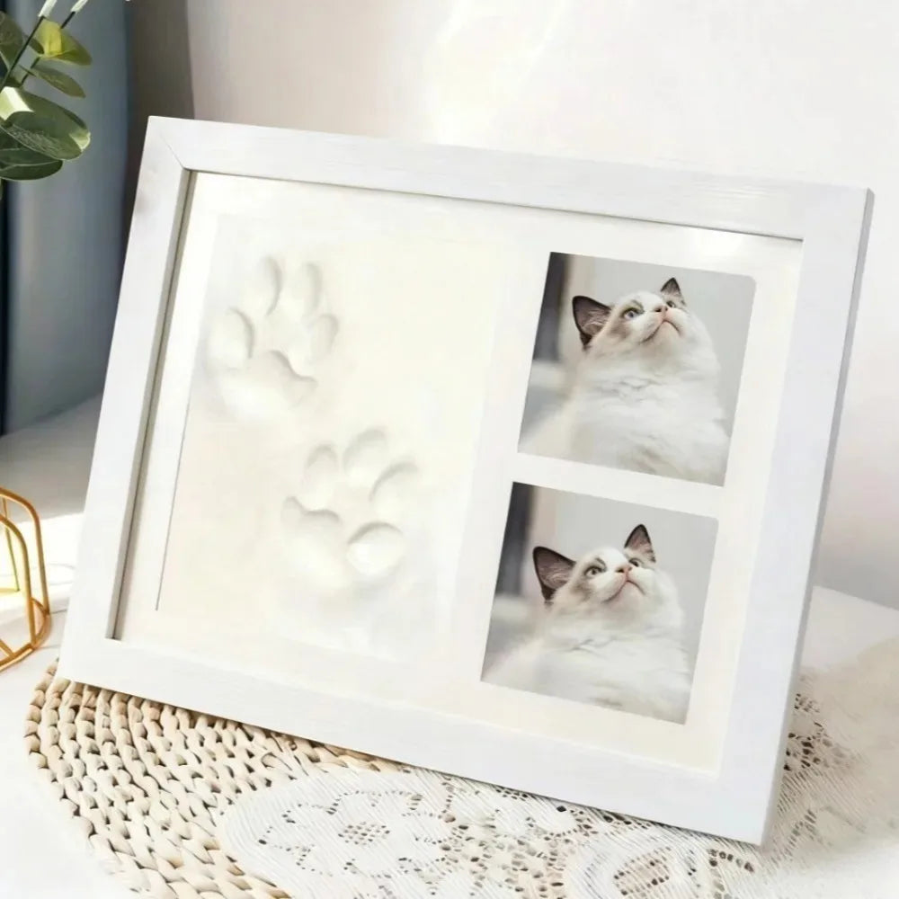 Marco blanco con dos huellas de patas y fotos de un gato