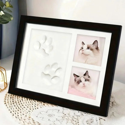 Marco negro con dos huellas de patas y fotos de un gato